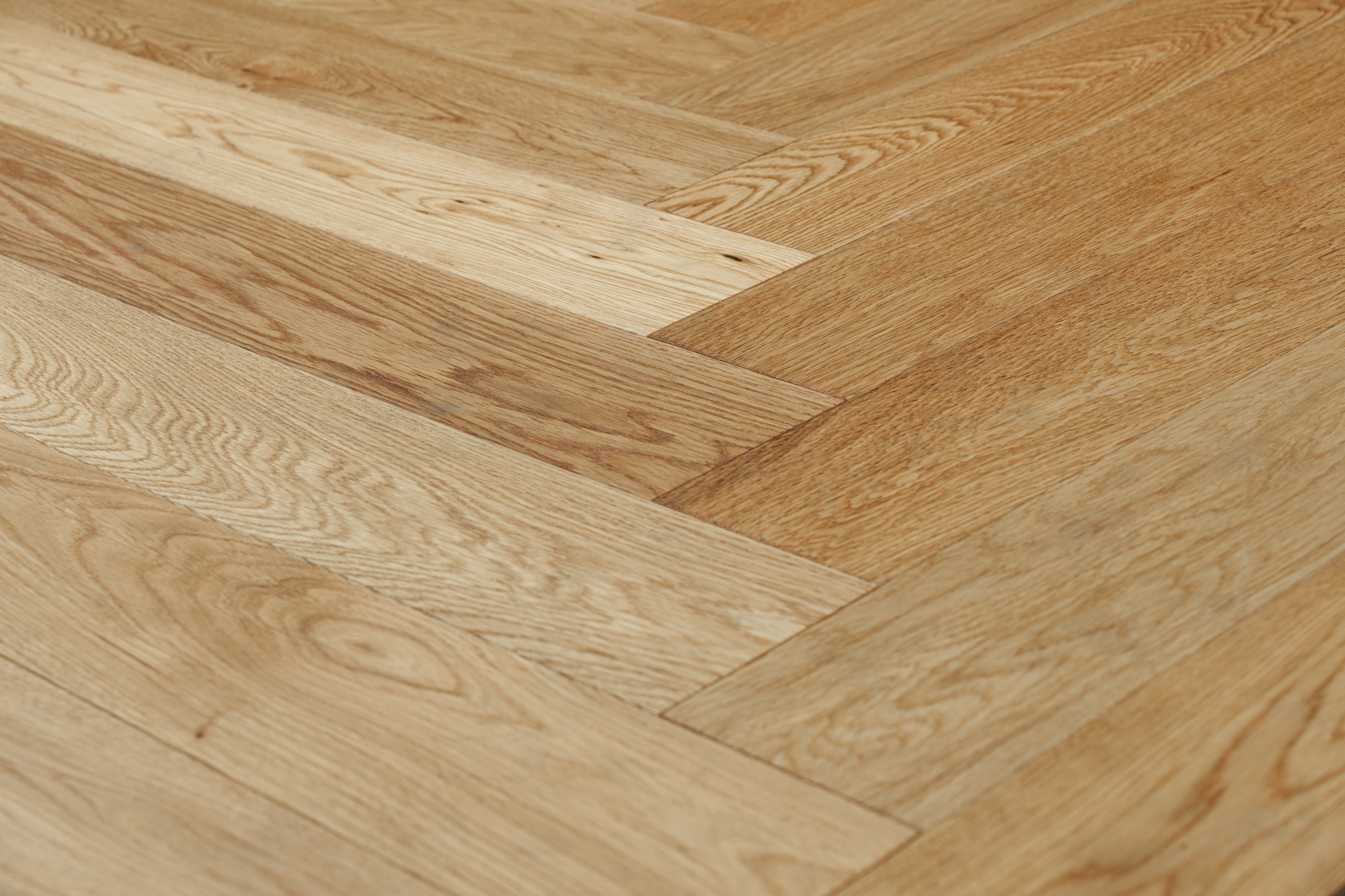 Паркетная доска AmberWood Венгерская елочка Дуб Натур бесцветное масло, браш 915х127х14 мм (0,93 м2/упак)